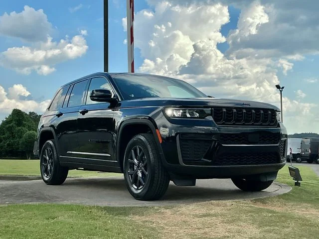2027 Jeep Grand Cherokee Laredo Altitude