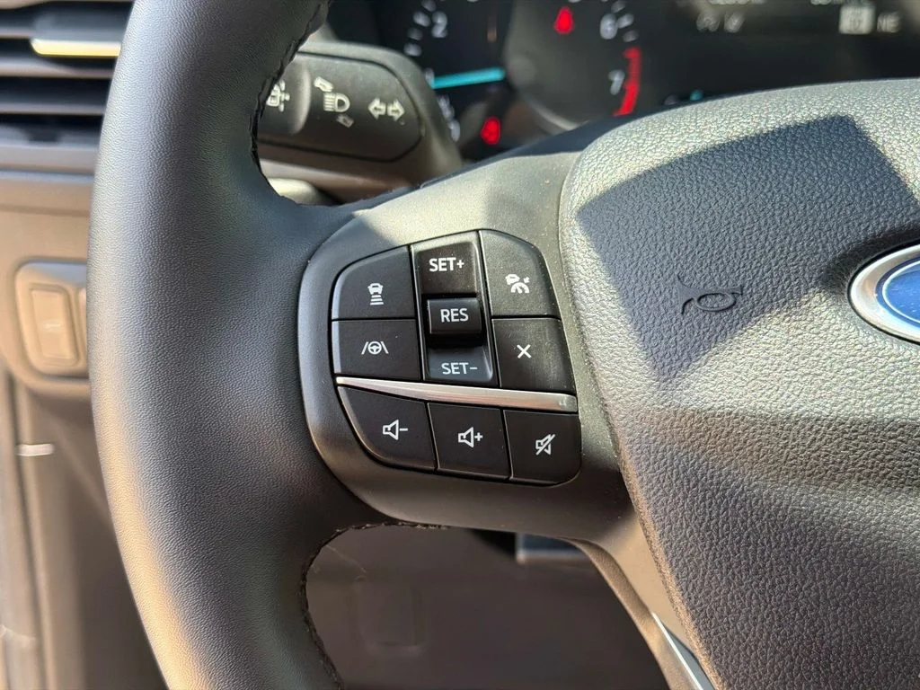 Used 2022 Agate Black Metallic Ford SE image 29