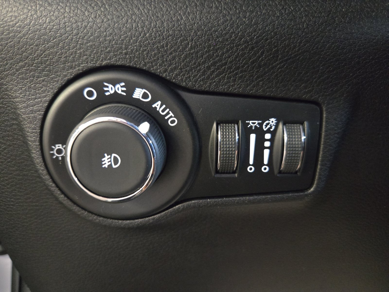 Used 2024 Silver Zynith Metallic Clearcoat Jeep Latitude image 24