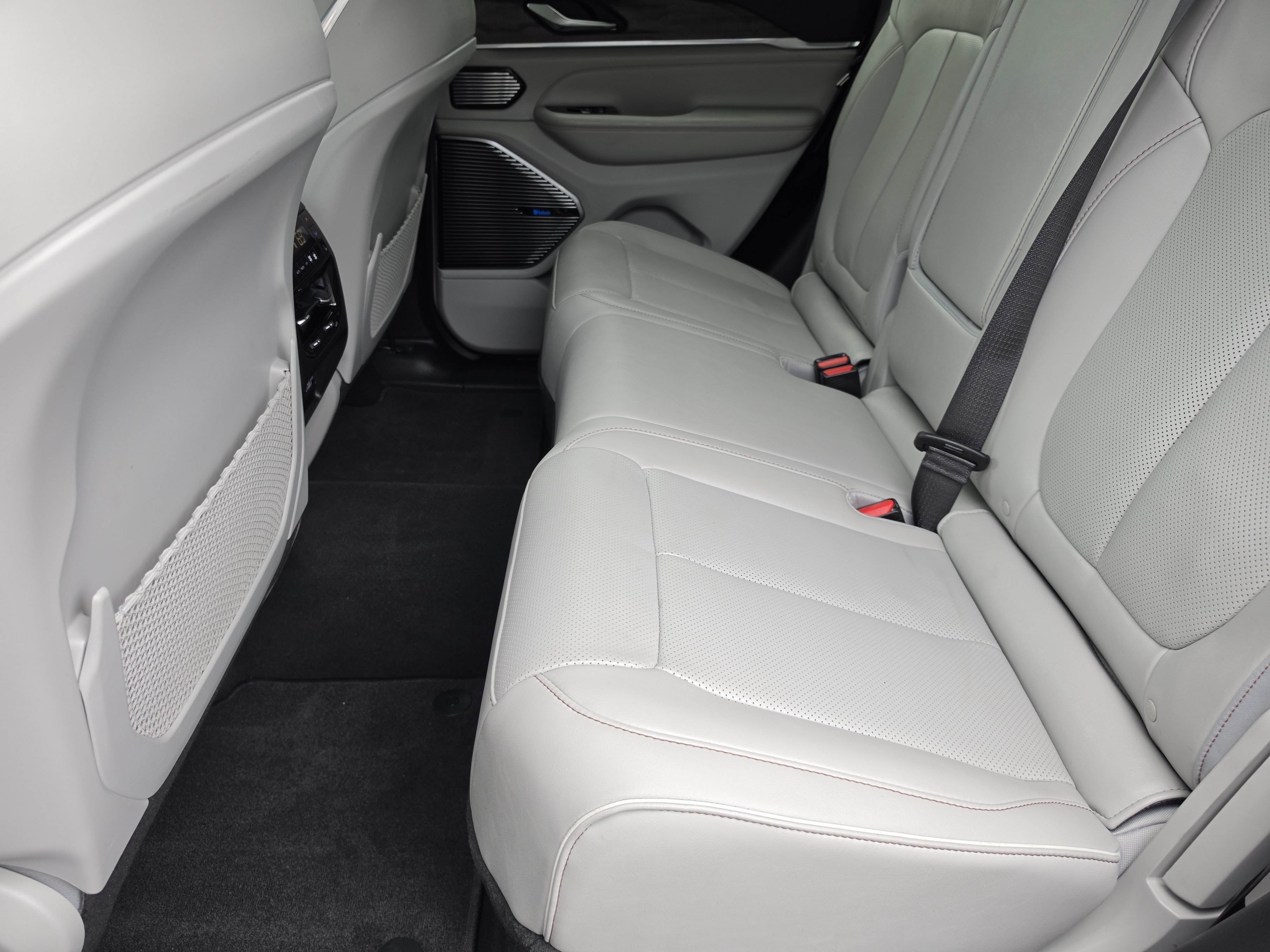 Used 2022 Diamond Black Crystal Pearlcoat Jeep Overland image 13