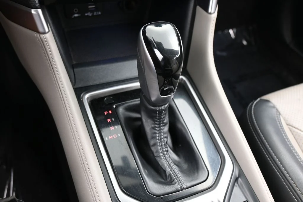 Used 2022 Crystal White Pearl Subaru Limited image 22