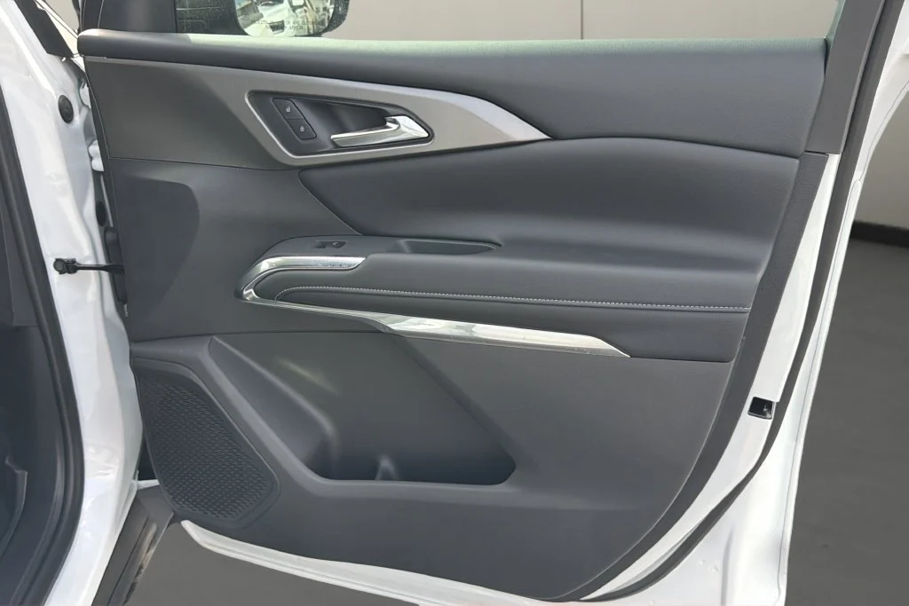 New 2027 Summit White Chevrolet LT image 17