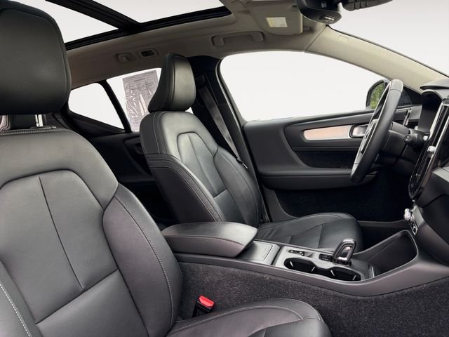 Used 2020 Black Volvo Momentum image 12
