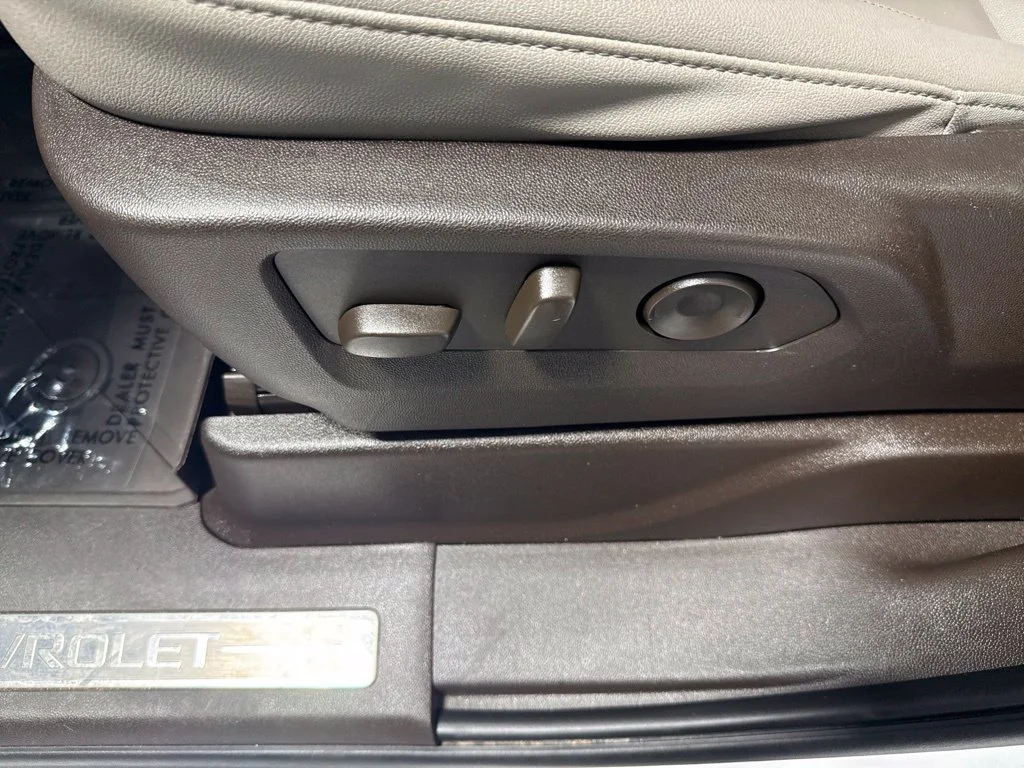 Used 2023 White Chevrolet Z71 image 25