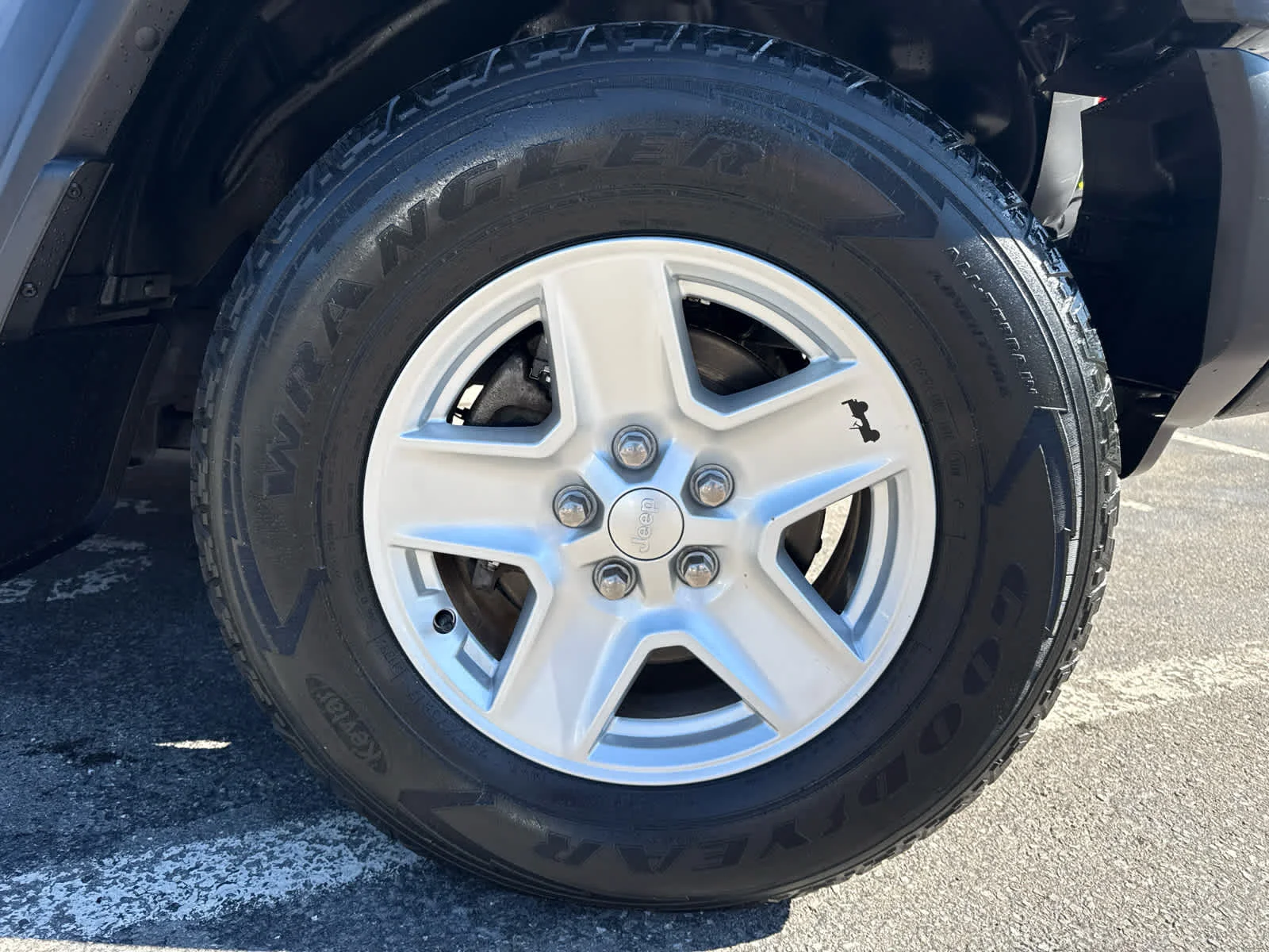 Used 2020 Billet Silver Metallic Clearcoat Jeep Sport S image 10