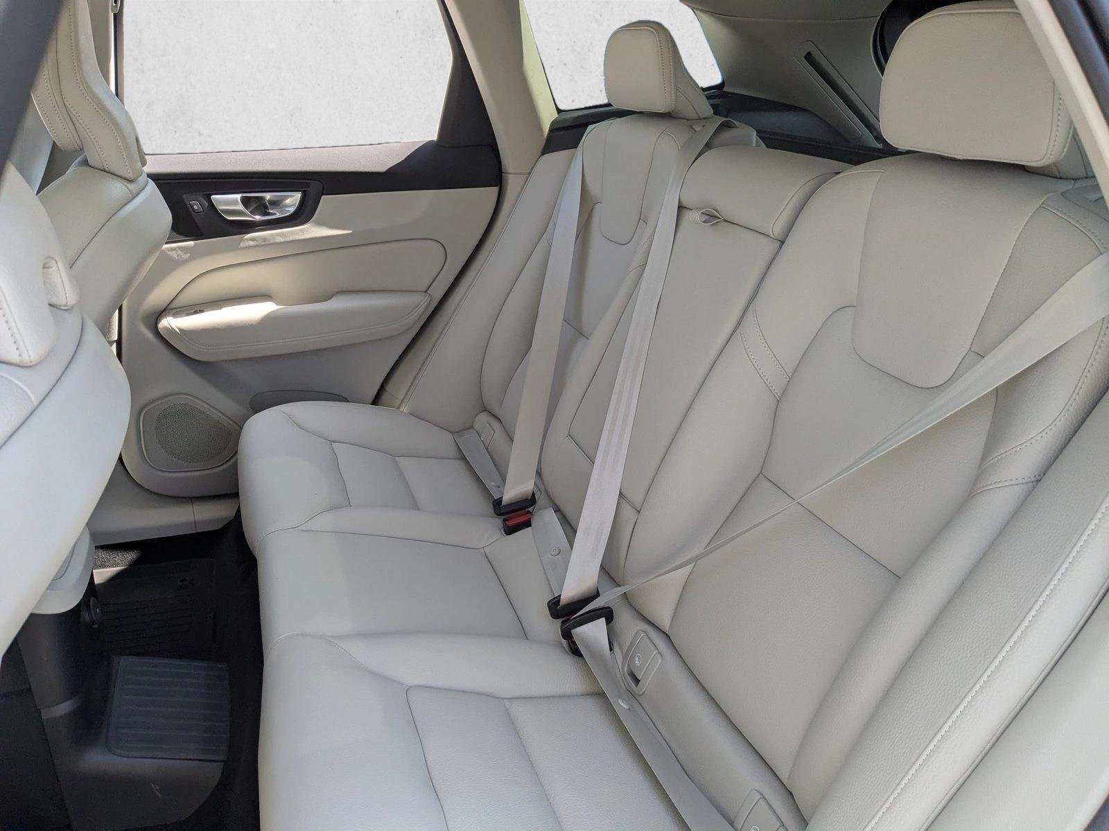 Used 2024 Crystal White Metallic Volvo Plus Dark Theme image 20