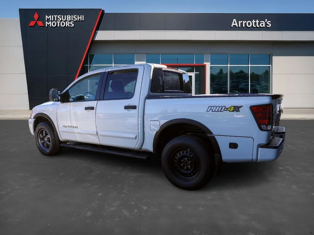 Used 2014  Nissan S image 2