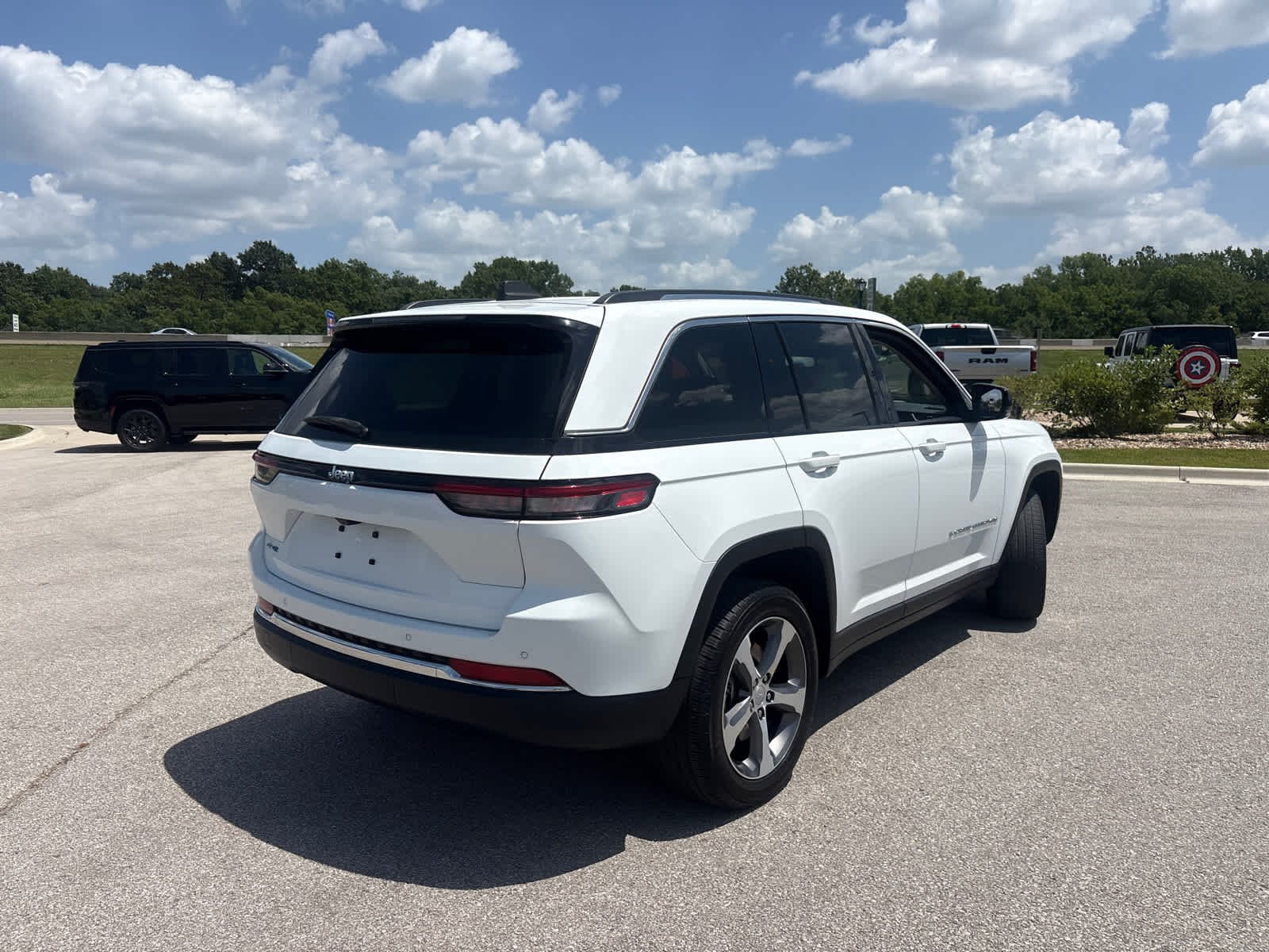 Used 2022 Bright White Clearcoat Jeep  image 10