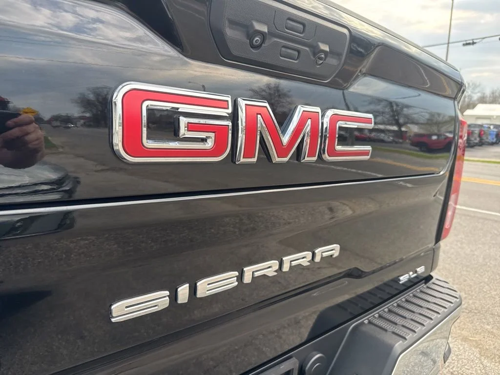 Used 2025 Onyx Black GMC SLE image 16