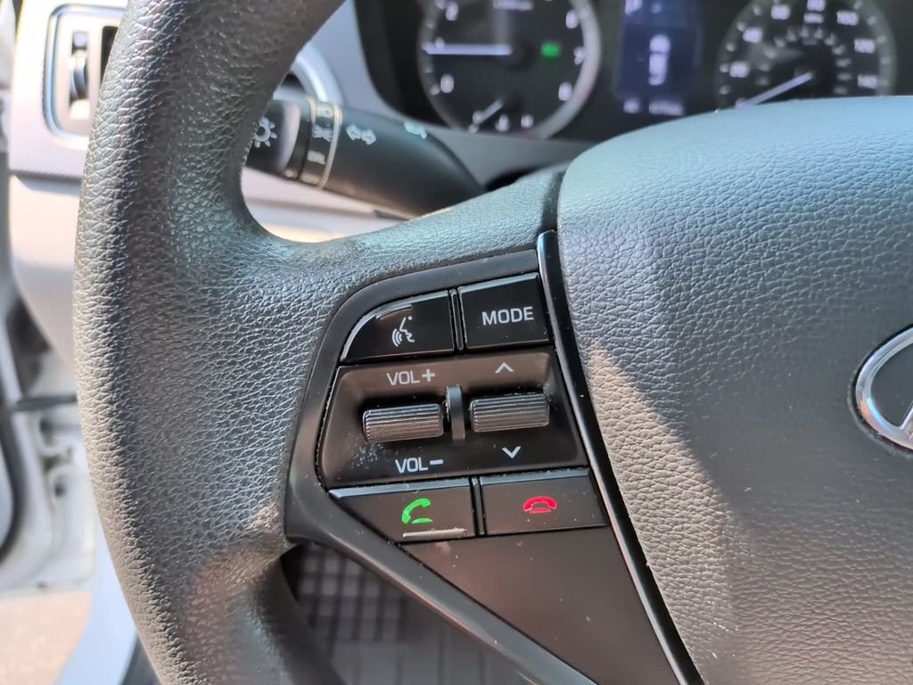 Used 2017 White Hyundai Base image 20