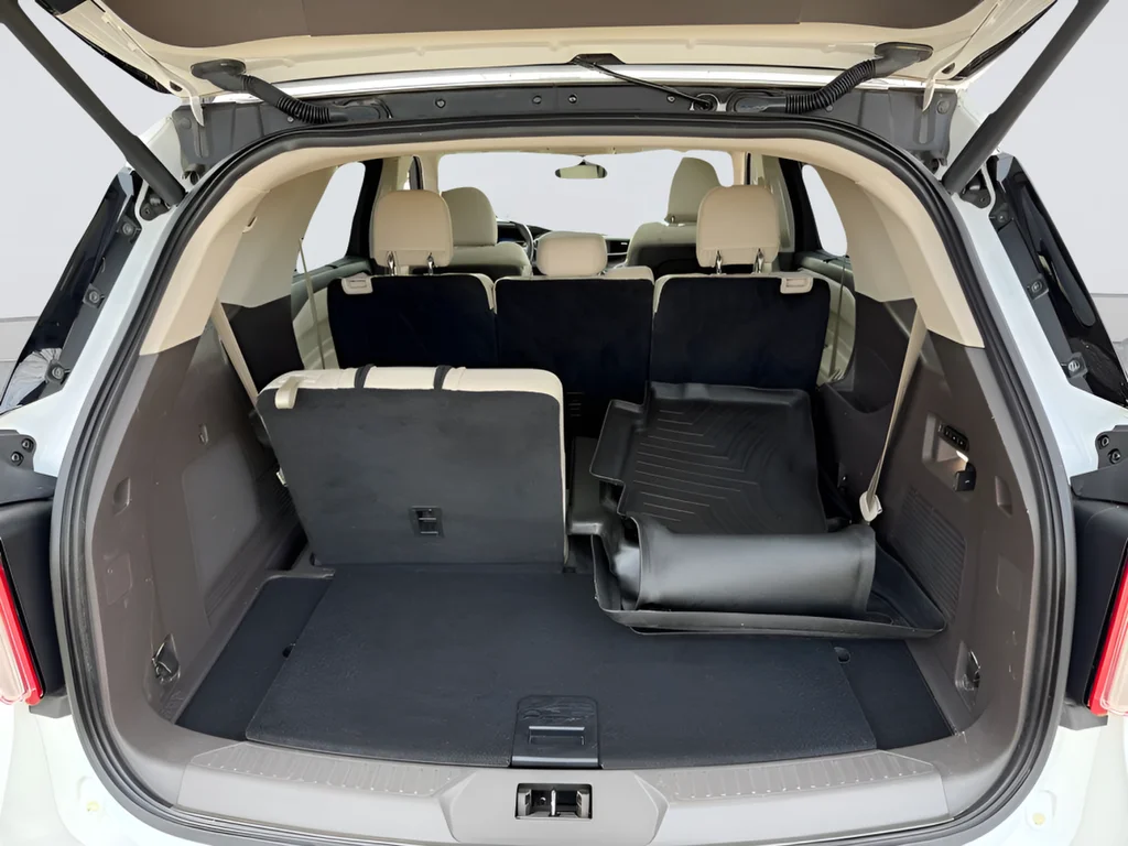 Used 2020 White Ford Platinum image 32