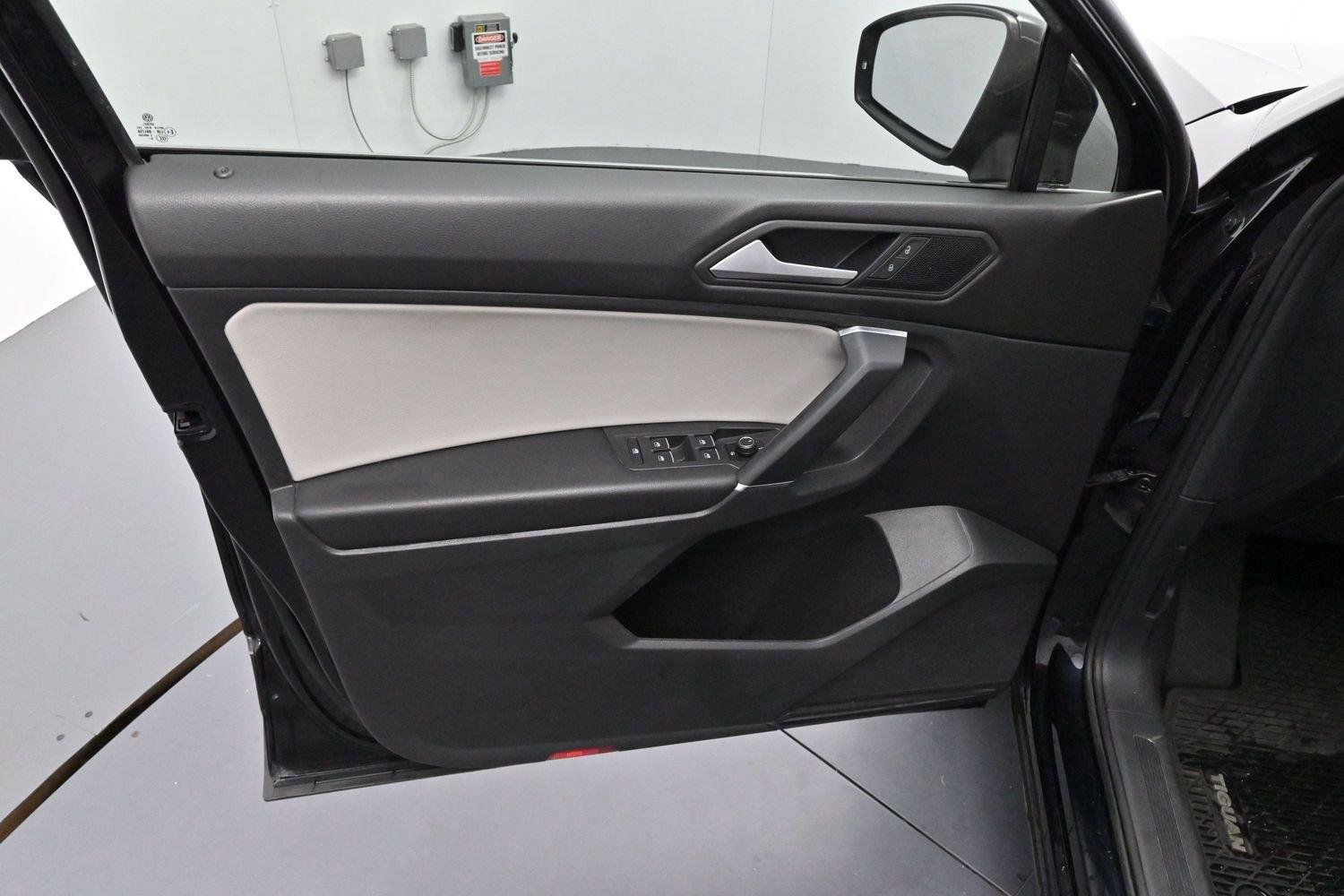 Used 2020 Deep Black Pearl Volkswagen SE image 9