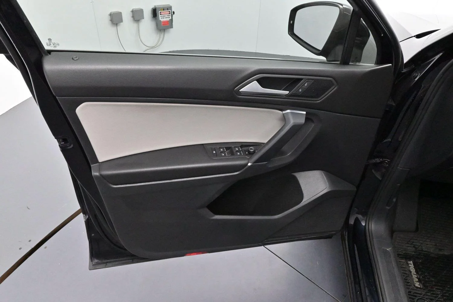 Used 2020 Deep Black Pearl Volkswagen SE image 9