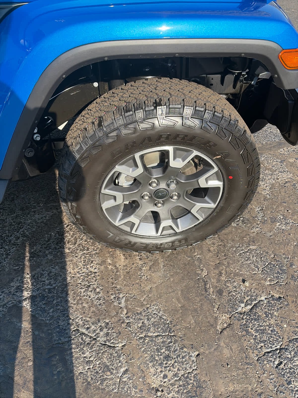 New 2026 Hydro Blue Pearl-Coat Exterior Paint Jeep Sahara image 23