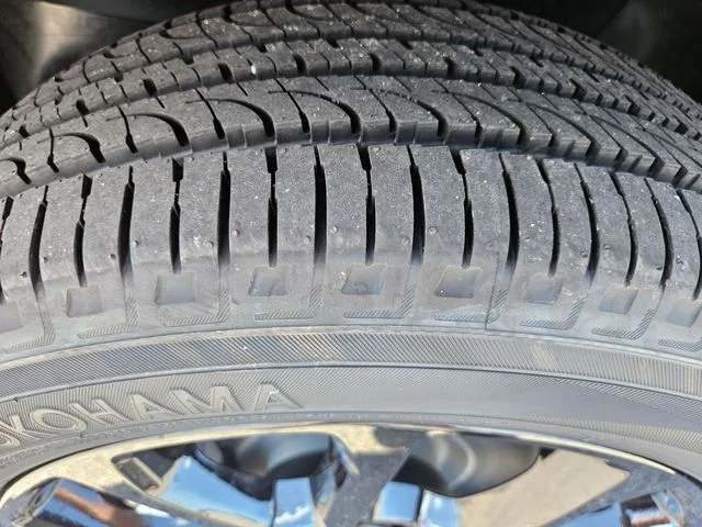 New 2026 Silver Zynith Metallic Clearcoat Jeep Latitude image 28