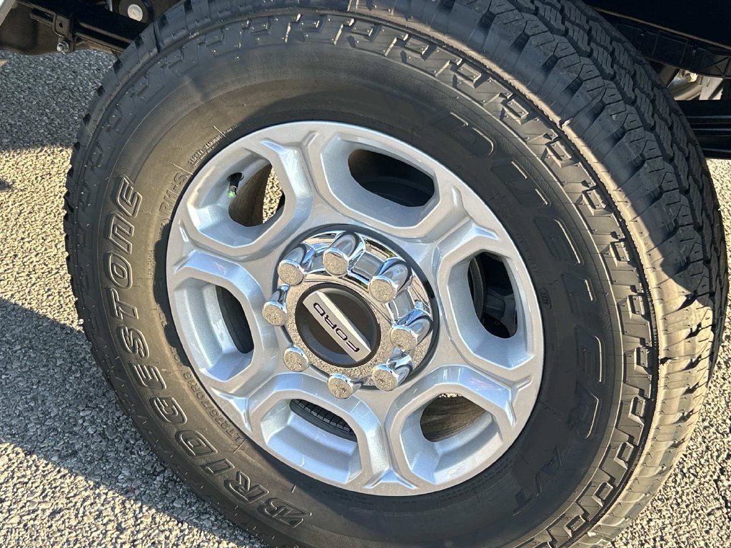 New 2027 Iconic Silver Metallic Ford F-250® XLT image 11