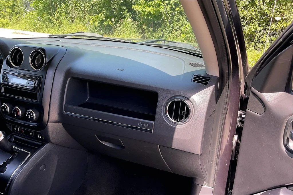 Used 2015 Gray Jeep Latitude image 12