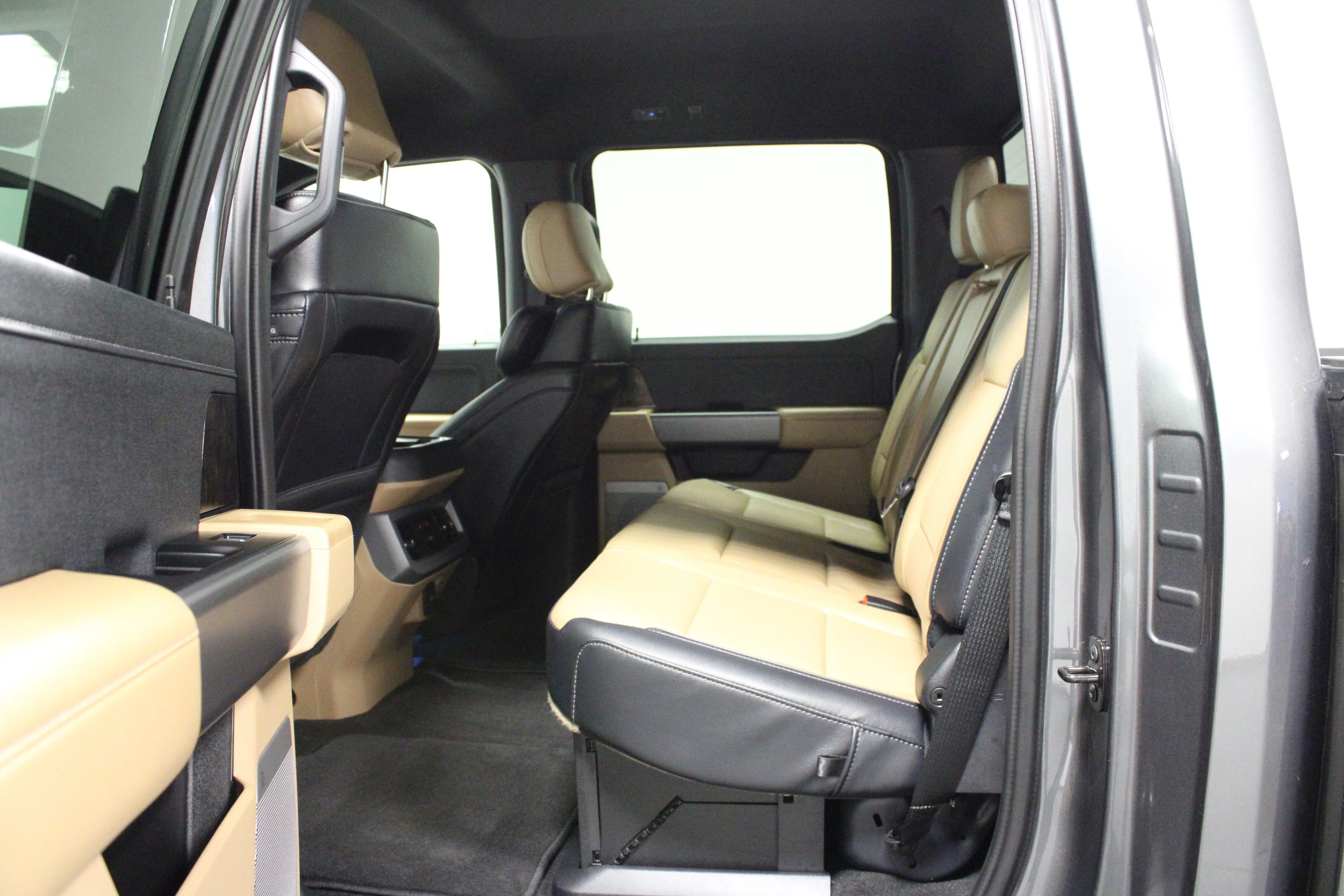 Used 2025 Carbonized Gray Metallic Ford LARIAT image 13