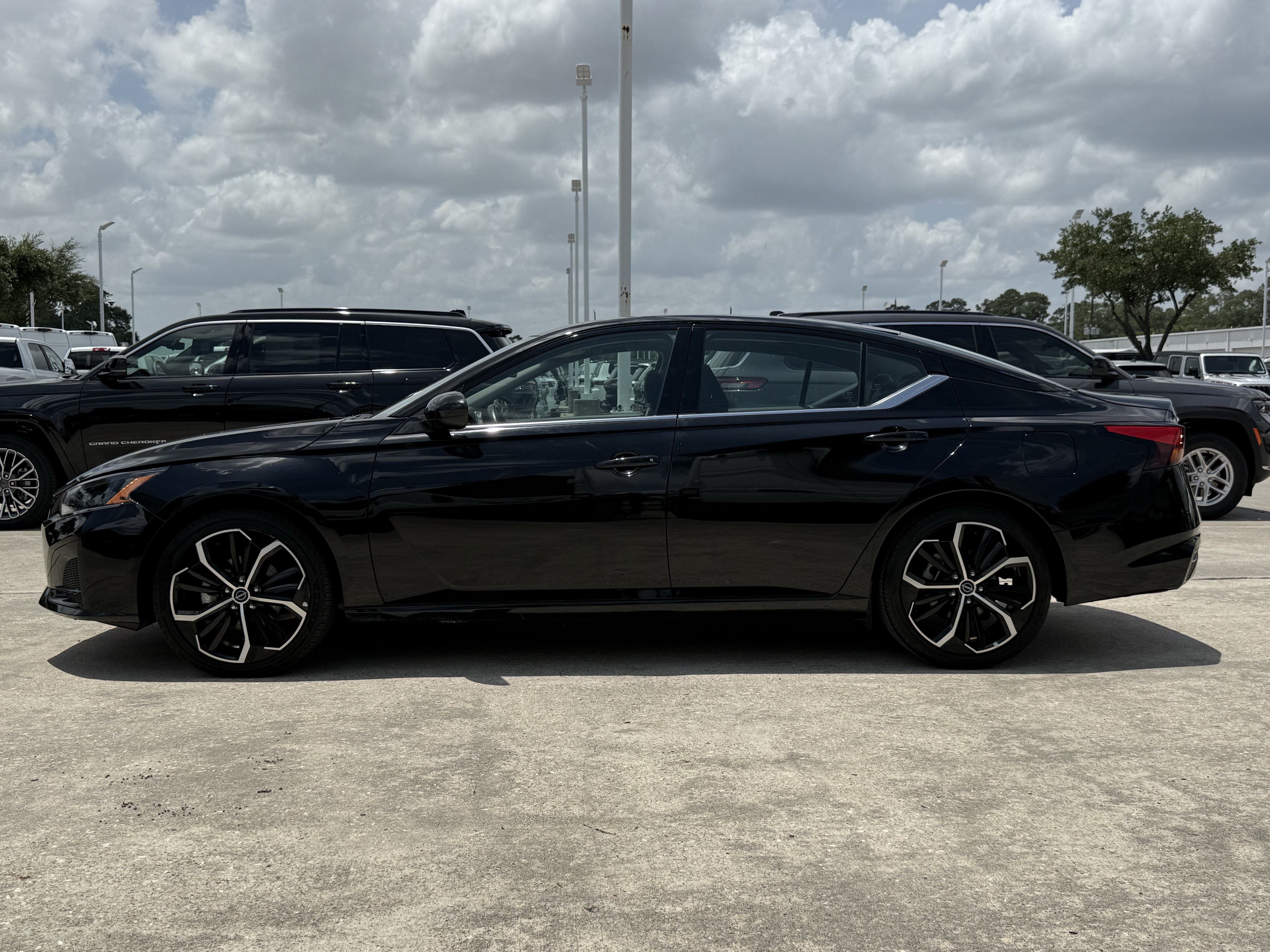 Used 2025 Super Black Nissan  image 7