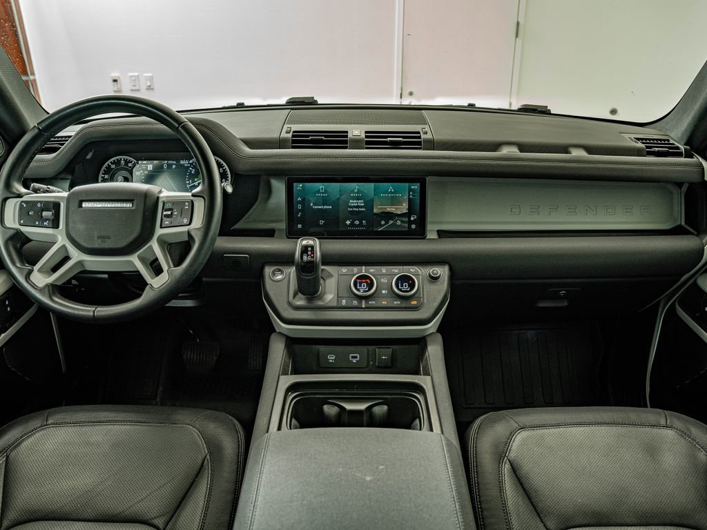 Used 2023 White Land Rover X-Dynamic SE image 29
