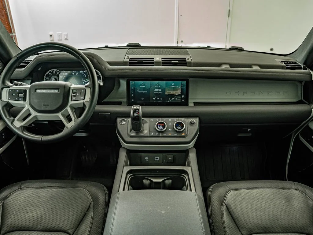 Used 2023 White Land Rover X-Dynamic SE image 29