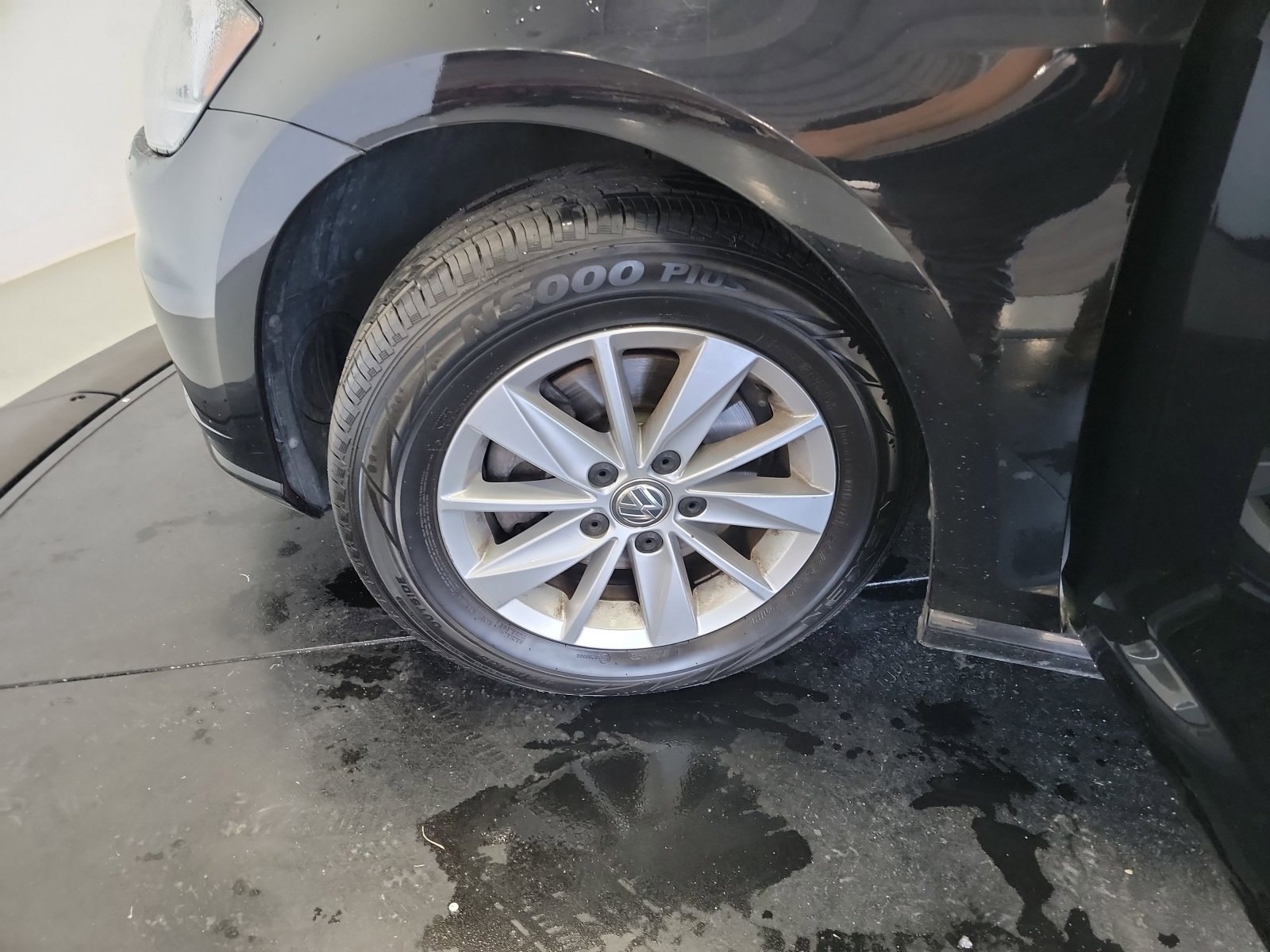 Used 2019 Deep Black Pearl Volkswagen S image 28