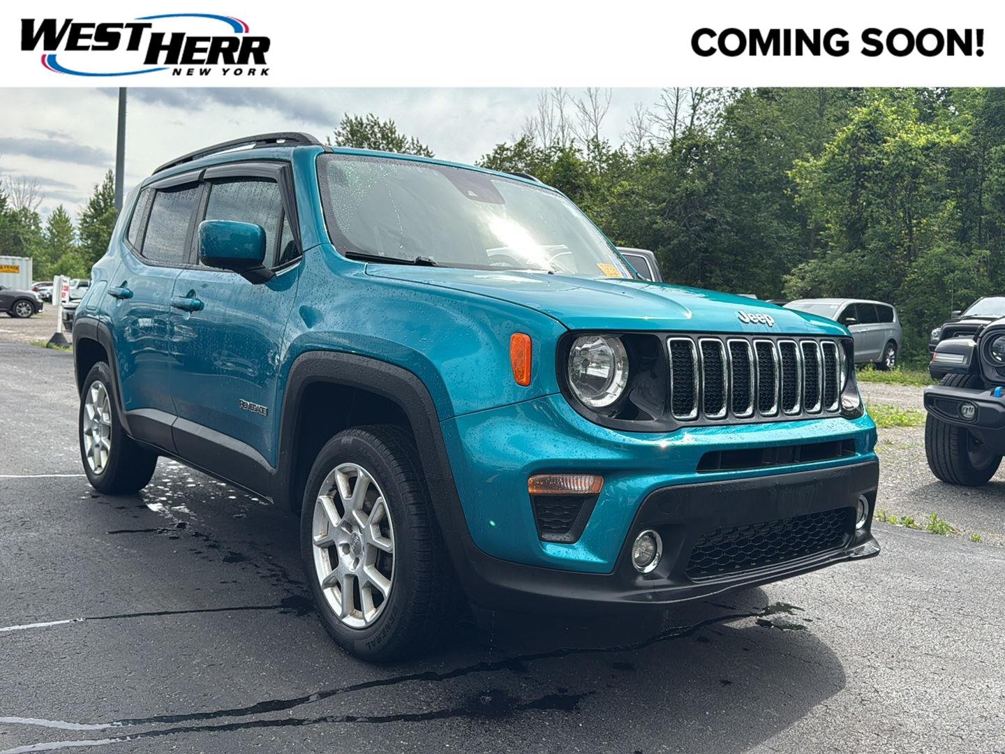Used 2021  Jeep Latitude image 1