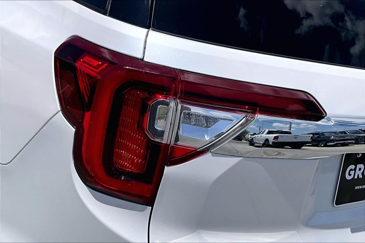 Used 2023 White Frost Tricoat GMC Denali image 28
