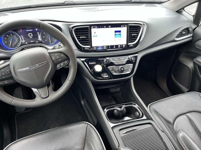 Used 2025 White Chrysler Limited image 13