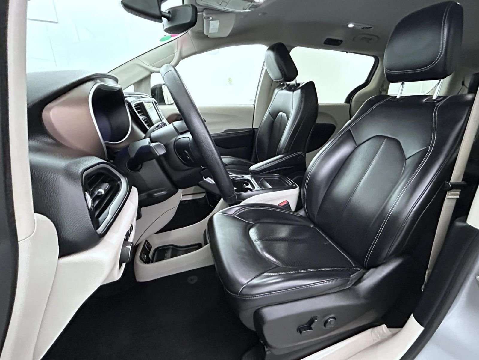 Used 2020 Silver Chrysler LXI image 10