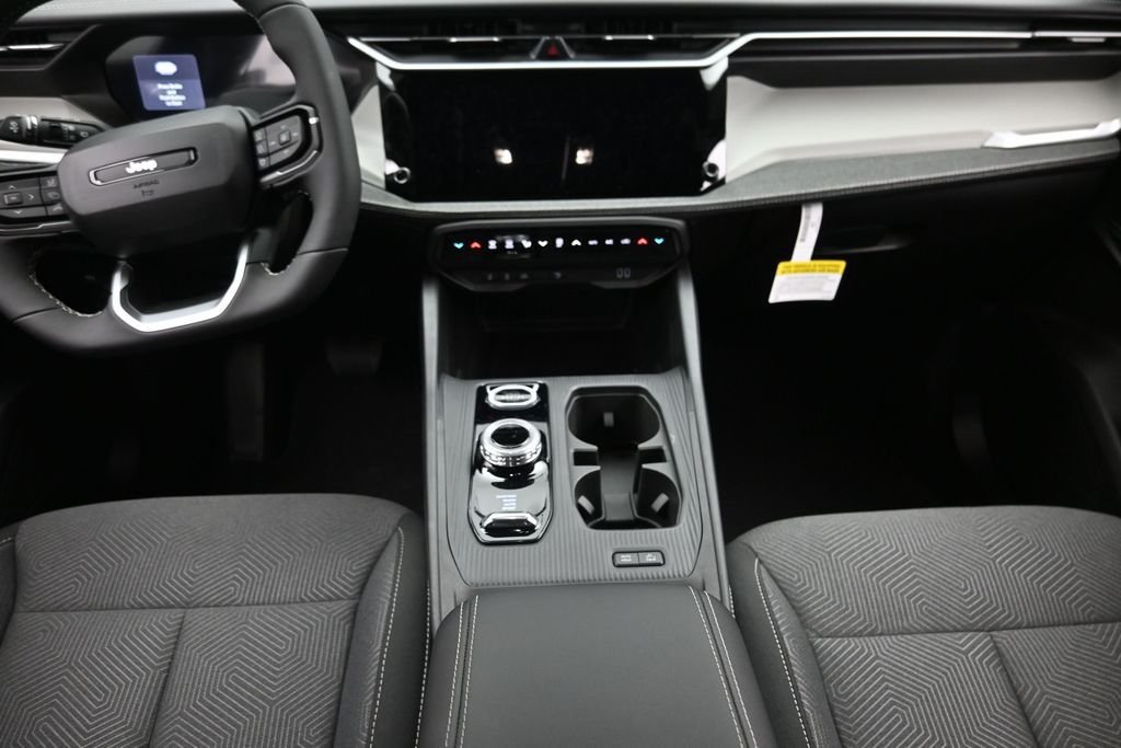 New 2026 Diamond Black Crystal Pearl-Coat Exterior Paint Jeep Laredo image 12