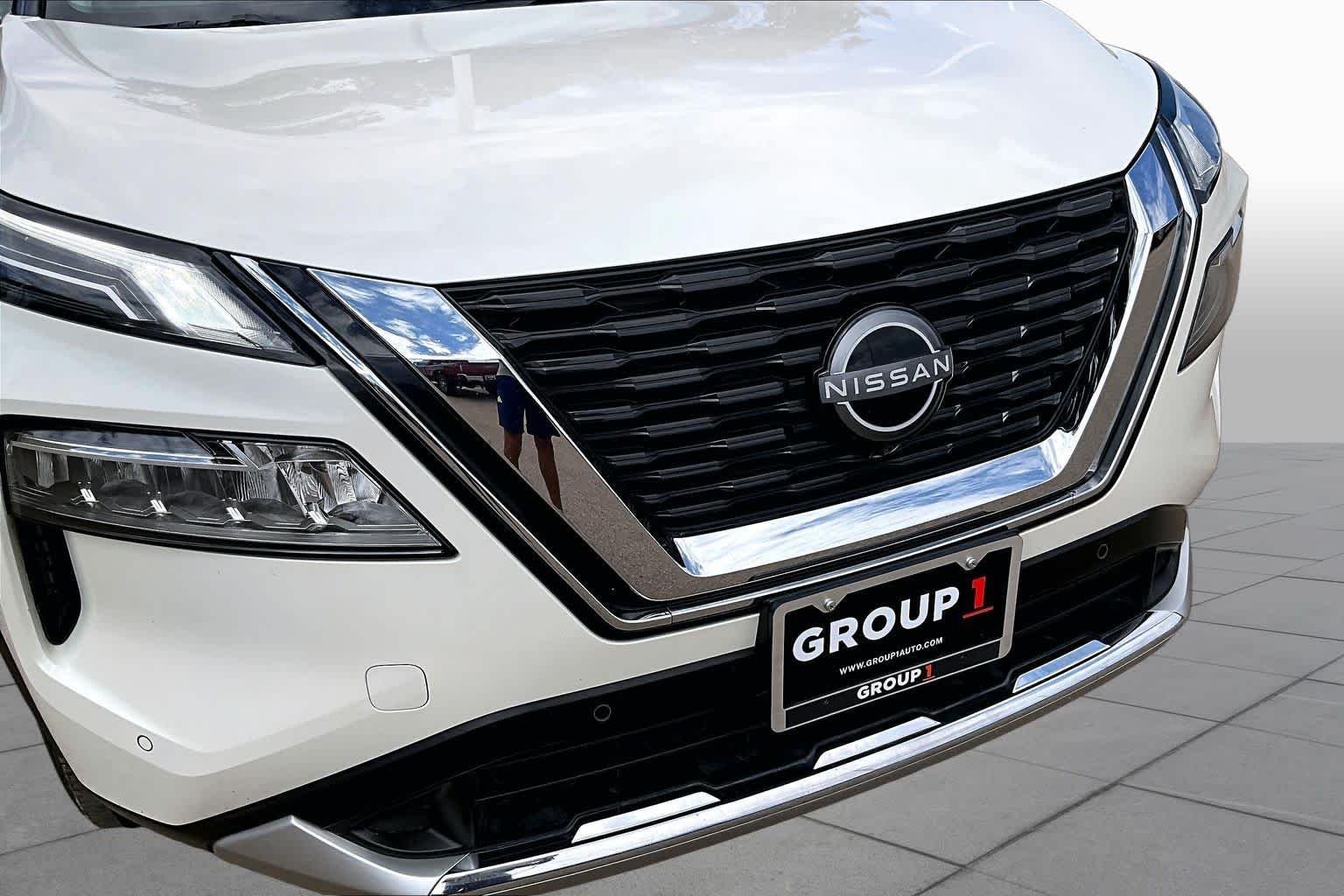 Used 2023 Pearl White Tricoat/Super Black Nissan Platinum image 37