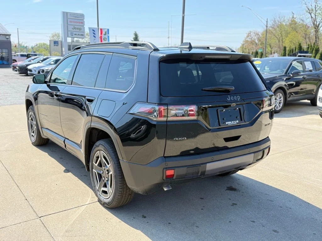 New 2026 Diamond Black Crystal Pearl-Coat Exterior Paint Jeep Limited image 6
