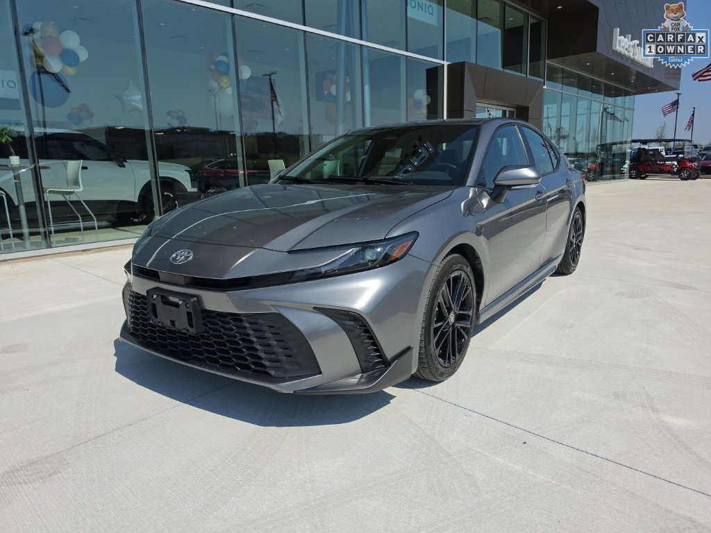 Used 2025  Toyota SE image 1