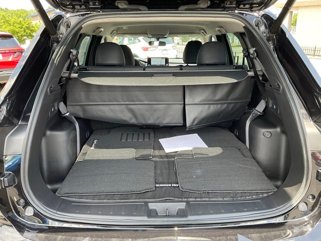 Used 2023 Black Mitsubishi SE image 24