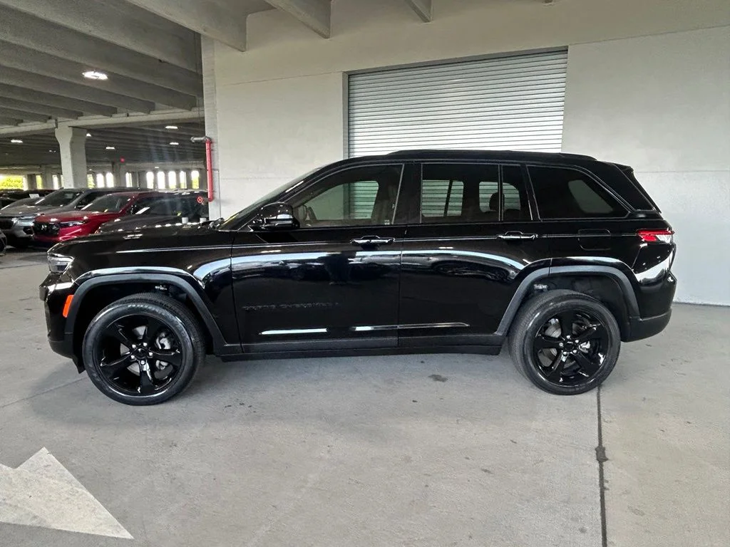 Used 2023 Diamond Black Crystal Pearlcoat Jeep Altitude image 2