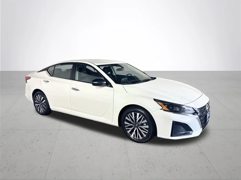 Used 2025 White Nissan 2.5 SV image 4