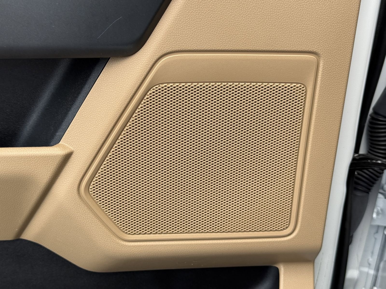 Used 2024 Oxford White Ford XLT image 19