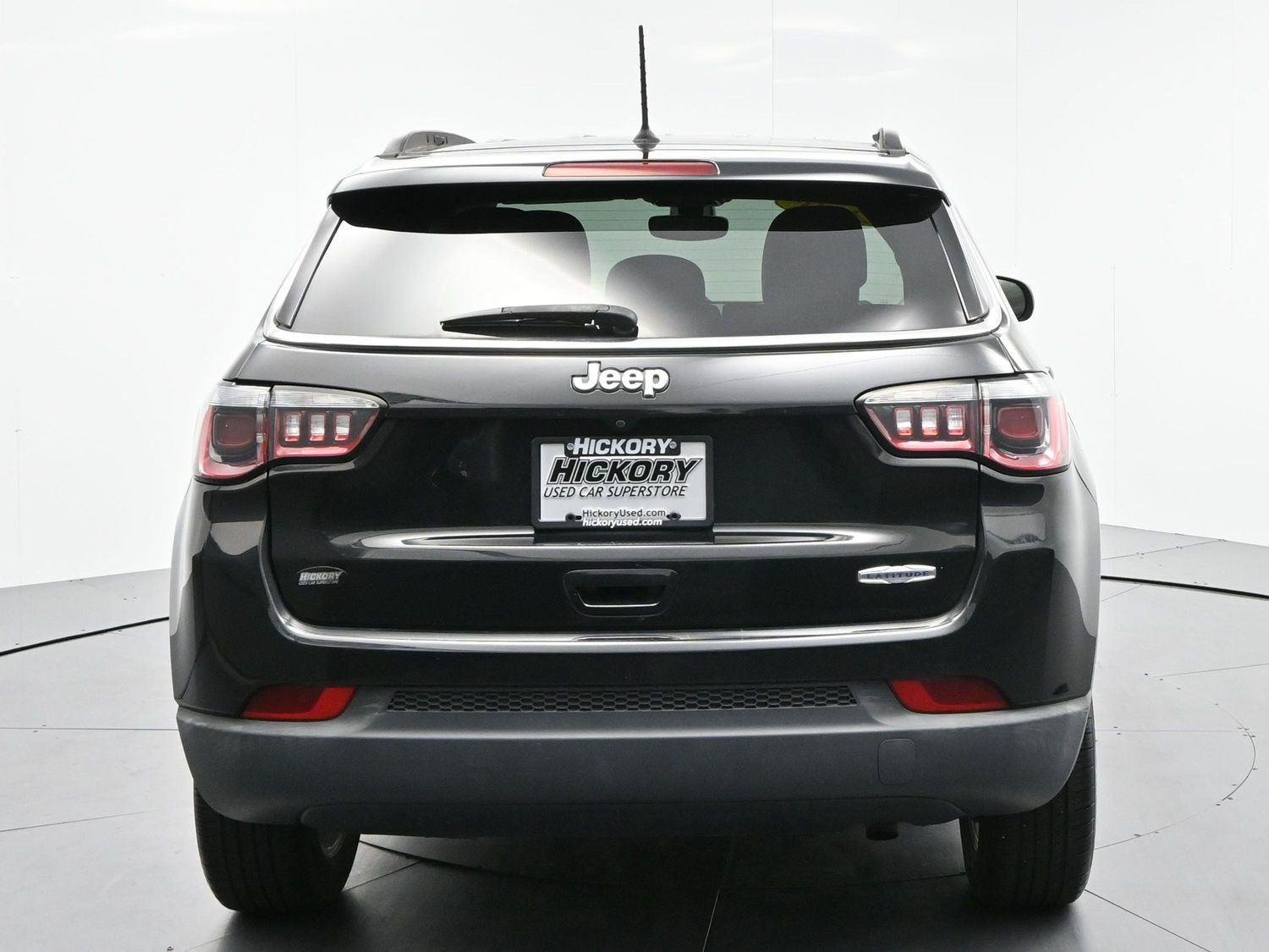 Used 2018 Diamond Black Crystal Pearlcoat Jeep Latitude image 6