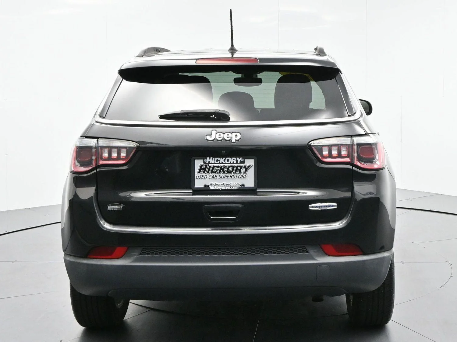 Used 2018 Diamond Black Crystal Pearlcoat Jeep Latitude image 6