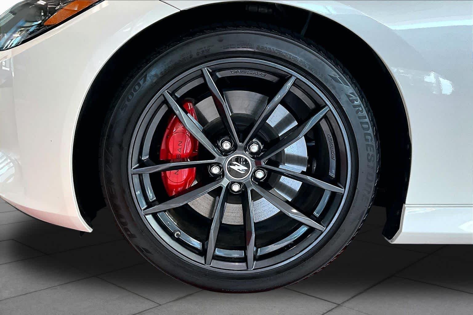 Used 2025 Pearl White Tricoat/Super Black Nissan Performance image 11