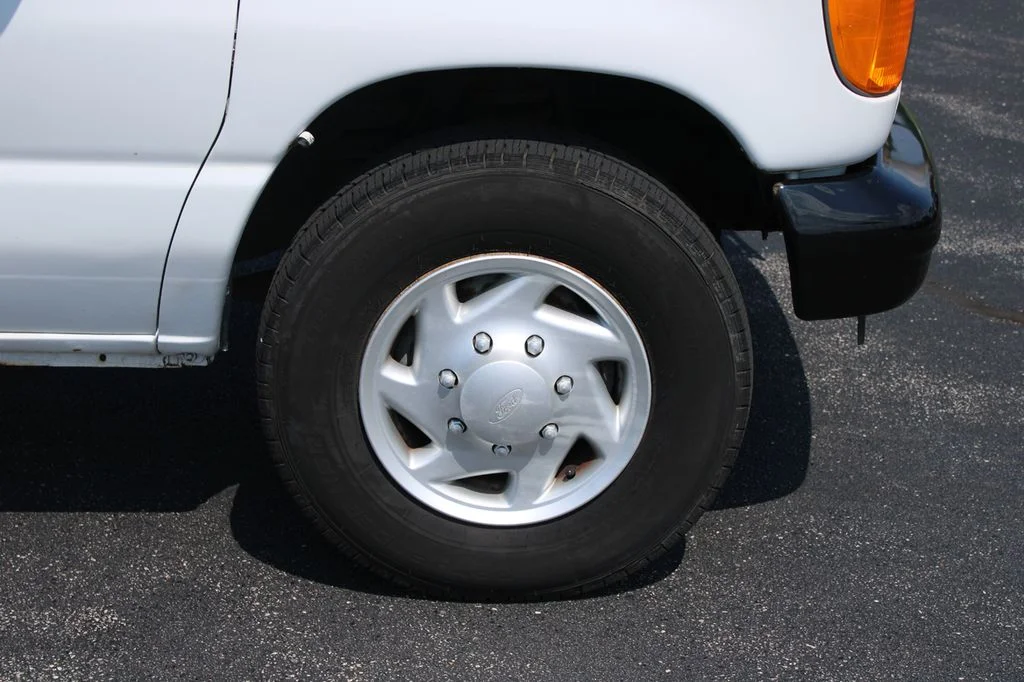 Used 2007 White Ford Commercial image 23
