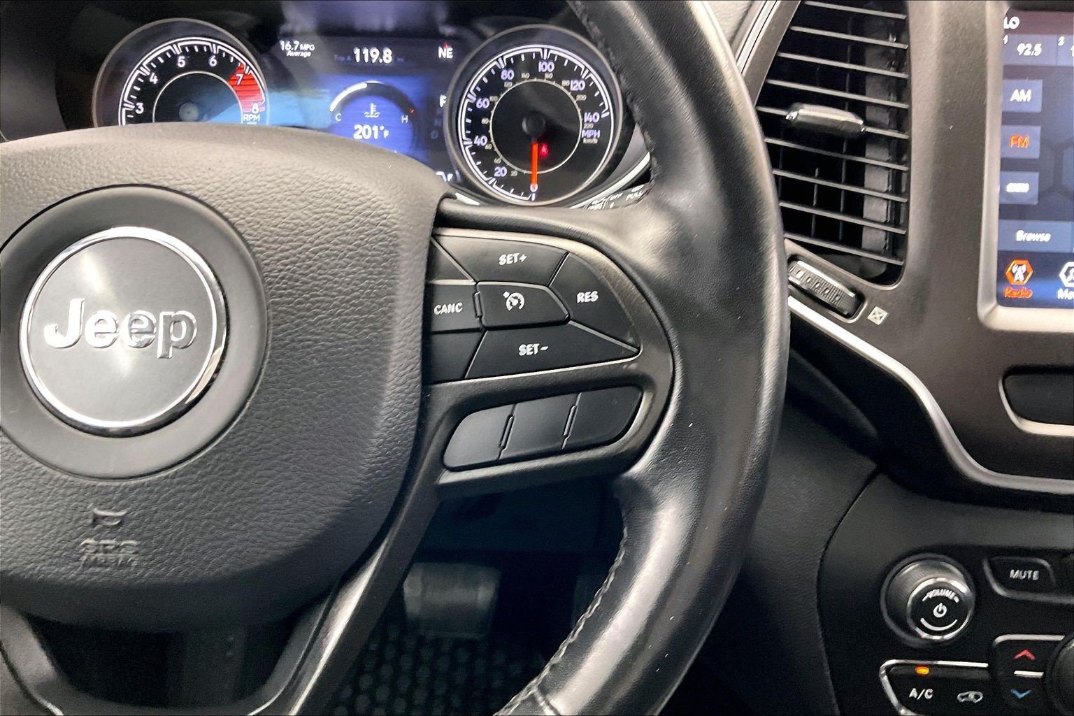 Used 2019 Pearl White Pearlcoat Jeep Trailhawk image 21