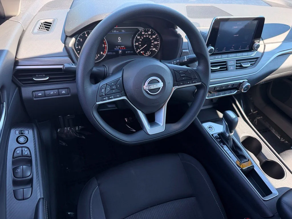 Used 2025 White Nissan 2.5 SV image 22