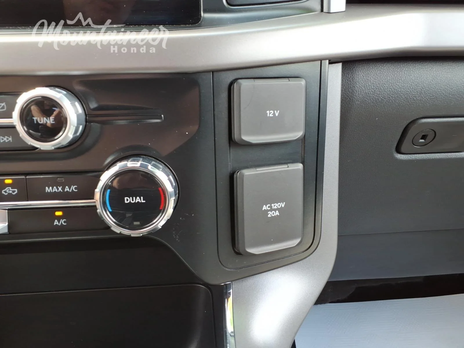 Used 2024 Oxford White Ford XLT image 36