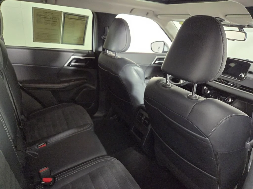 Used 2024 White Mitsubishi SE Black Edition image 32