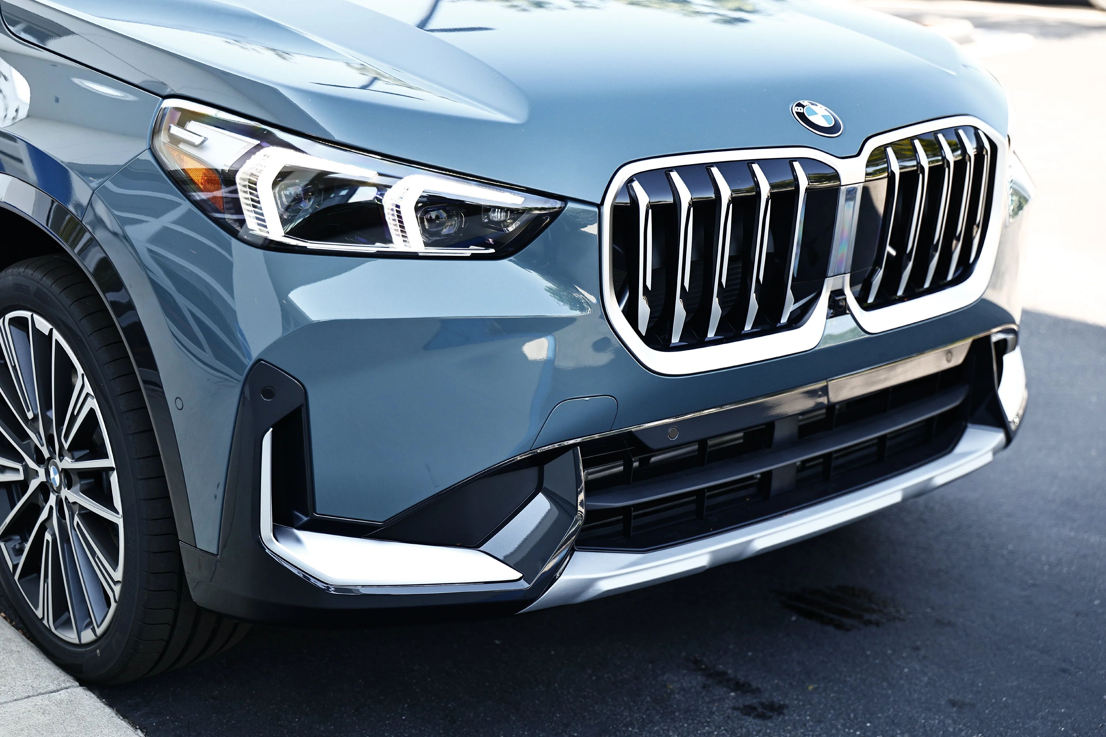New 2027 Cape York Green Metallic BMW xDrive28i image 2