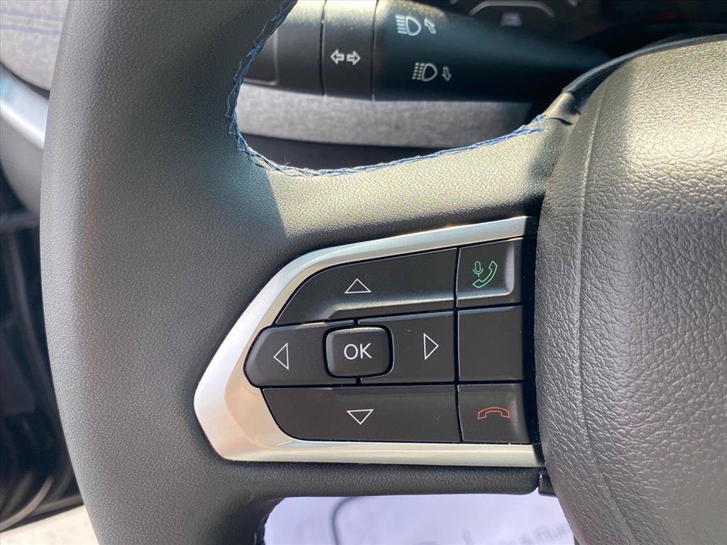 Used 2022 Diamond Black Crystal Pearlcoat Jeep Latitude image 19