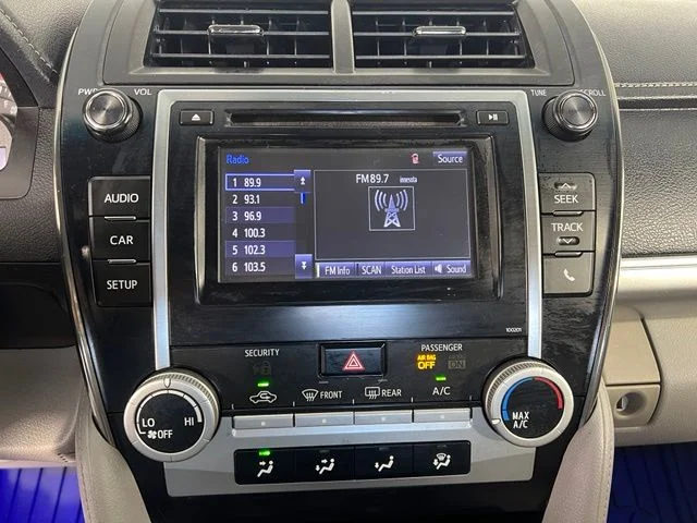 Used 2014 White Toyota LE image 18