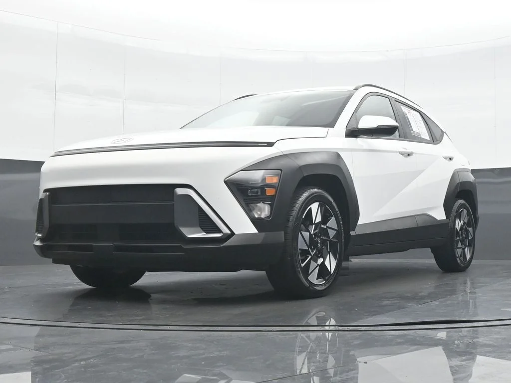 Used 2025 White Hyundai SEL image 26